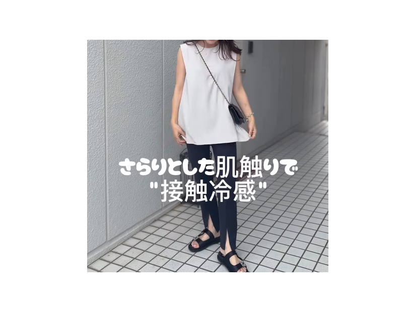接触冷感トップスは猛暑の最高の相棒。チュニック丈で体型カバーも叶うモノトーンカジュアルスタイル【40代の毎日コーデ】