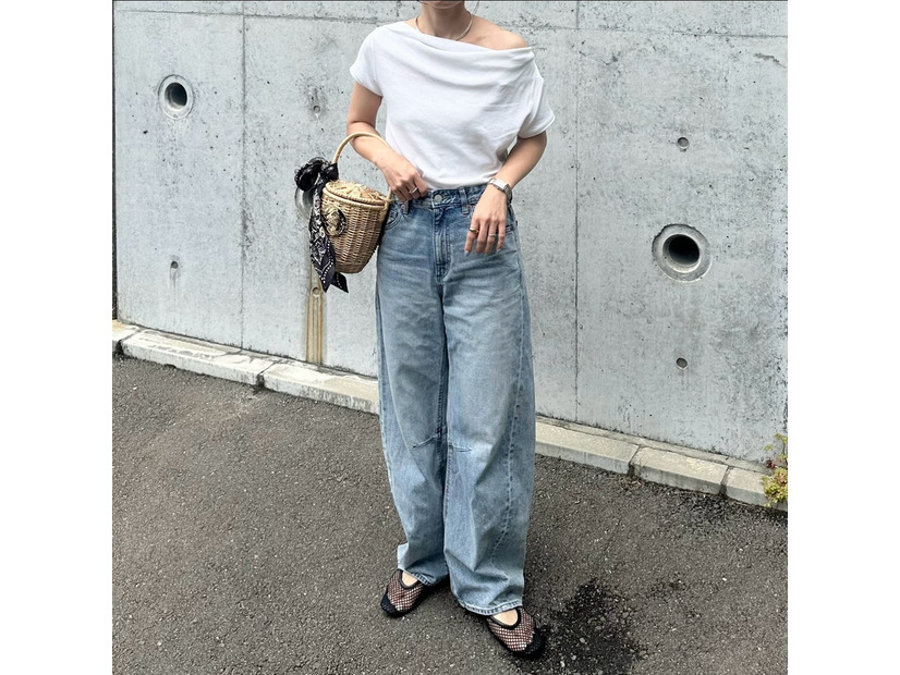 オフショルの抜け感が主役。ワイドデニムで作る大人カジュアル【40代の毎日コーデ】