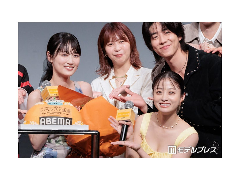 「バカンスの法則」プレミアイベントに出席した（左から時計回りに）山下美月、加納愛子、チェ・ジョンヒョプ、橋本環奈（C）モデルプレス