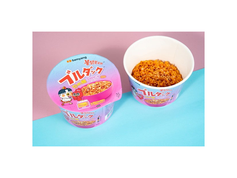スワイシーブルダック炒め麺BIGカップ／提供画像