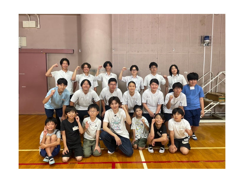 京本大我＆ろう学校の学生（C）日本テレビ
