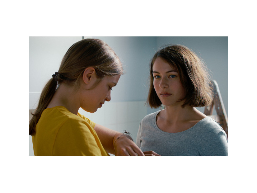 『ガール・アンド・スパイダー』© 2021 Beauvoir Films / Zürcher Film / SRF