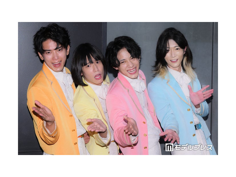 囲み取材に出席したモナキ（C）モデルプレス