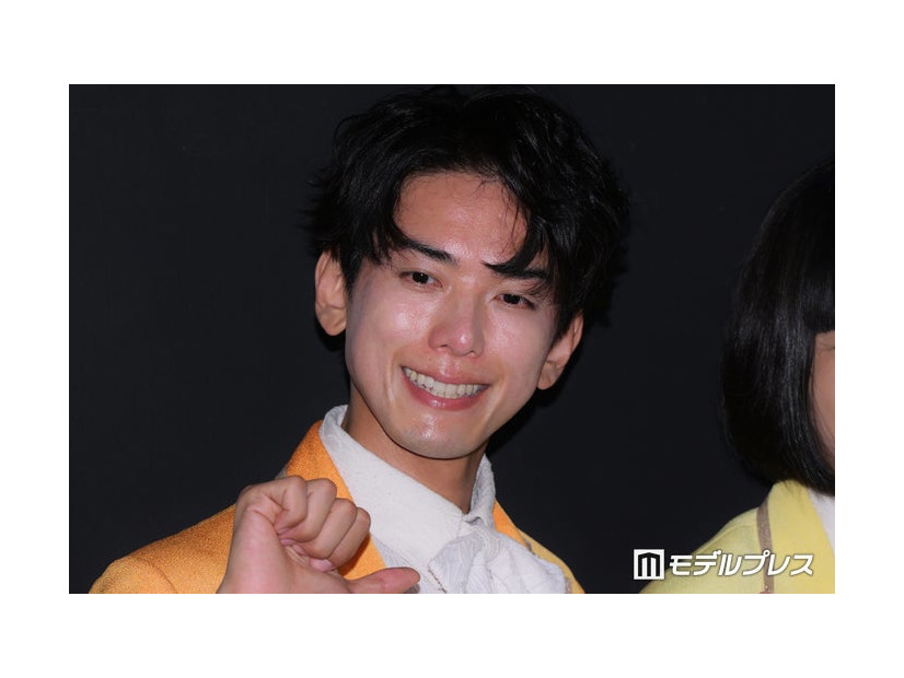囲み取材に出席したじん（C）モデルプレス