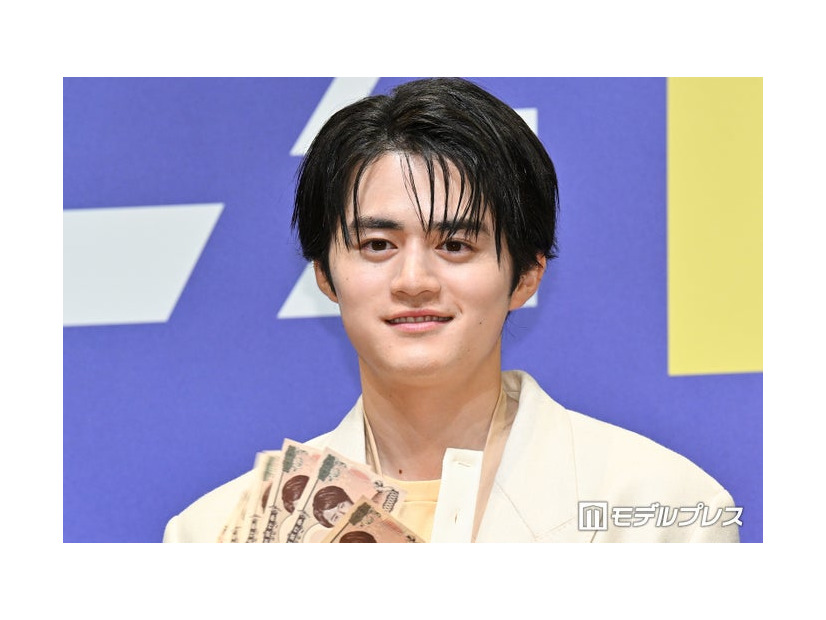 映画「藁にもすがる獣たち」完成披露舞台挨拶に登壇した鈴鹿央士（C）モデルプレス