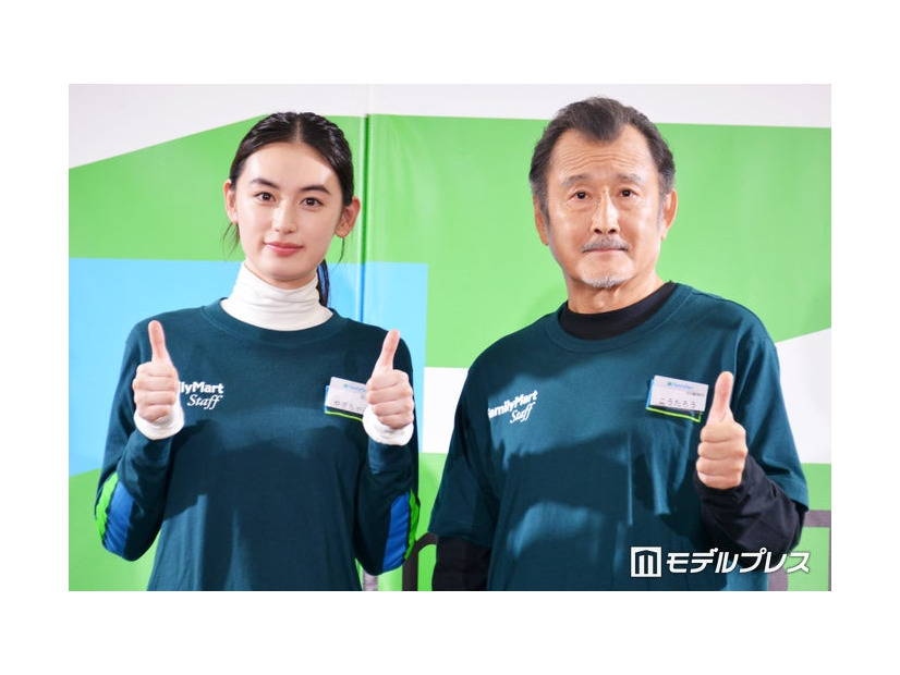 （左から）八木莉可子、吉田鋼太郎（C）モデルプレス