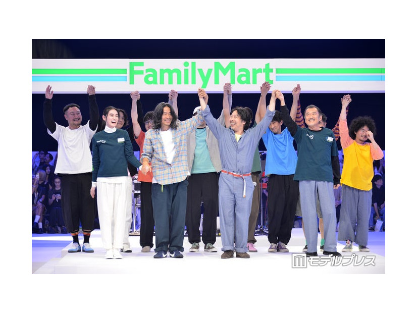 （前列左から）八木莉可子、落合宏理、曽我部恵一、吉田鋼太郎（C）モデルプレス