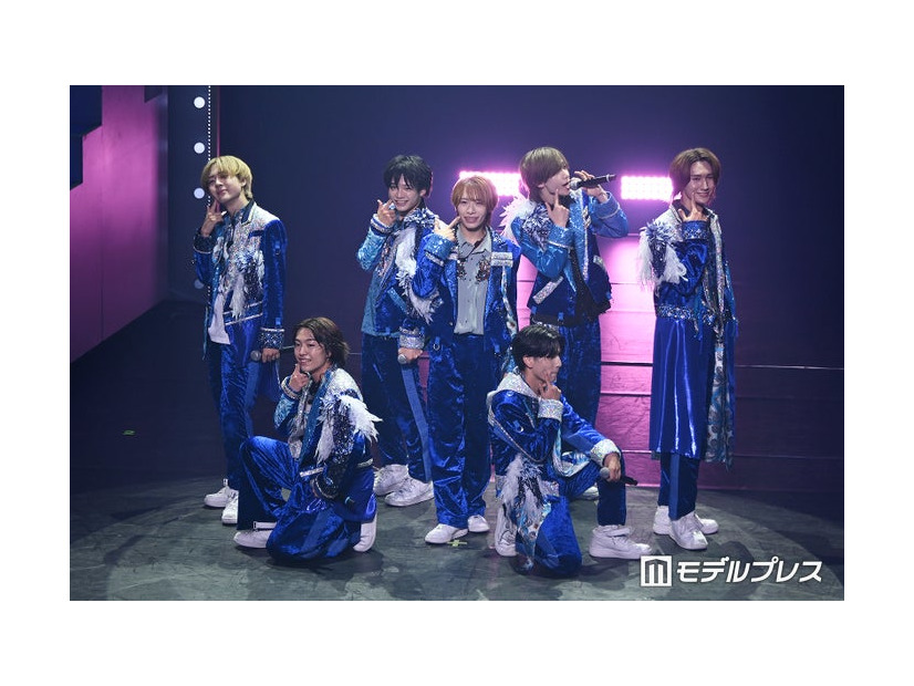 なにわ男子「初心LOVE」を披露したAmBitious（左下から時計回りに）井上一太、岡佑吏、真弓孟之、浦陸斗、永岡蓮王、大内リオン、山中一輝（C）モデルプレス