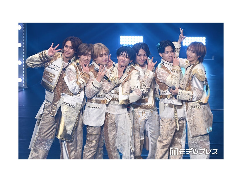 新曲「AmBitious 関西 World」を披露したAmBitious（左から）大内リオン、永岡蓮王、岡佑吏、真弓孟之、井上一太、山中一輝、浦陸斗（C）モデルプレス