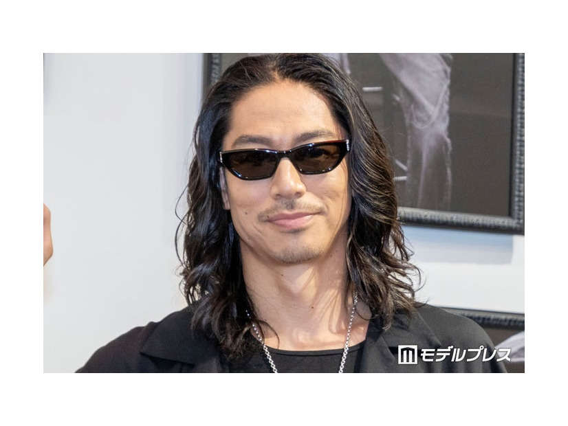 「FORSOMEONE×AKIRA」ポップアップストアの囲み取材に出席したAKIRA（C）モデルプレス