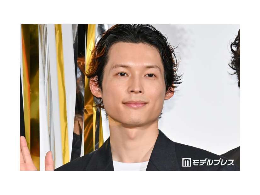 『白鳥とコウモリ』公開前夜祭舞台挨拶に登壇した松村北斗（C）モデルプレス