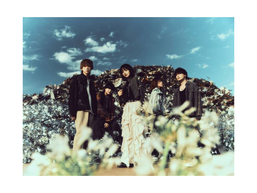 NELKE、新アーティストビジュアル解禁。ONE MAN LIVE TOUR 2027のツアータイトルは「BOND」に決定
