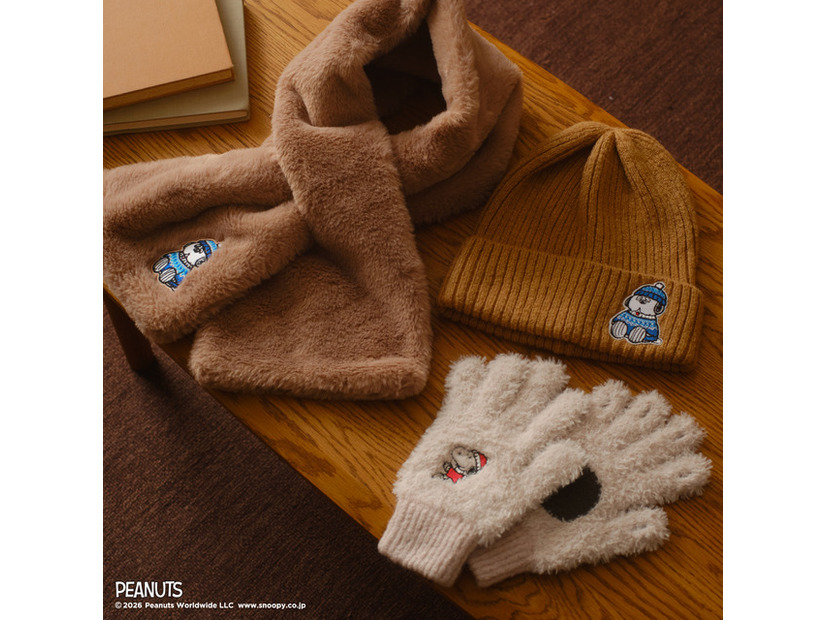 マフラー ￥3,300、ニット帽 ￥3,300、リブ付ユビデル手袋 ￥3,300／© 2026 Peanuts Worldwide LLC