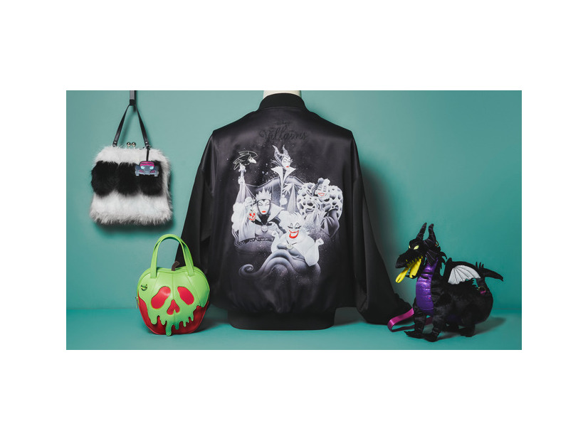 ショルダーバッグ 2WAY　各6,900円/ ブルゾン　16,000円/ マルチポシェット　4,500円／© Disney