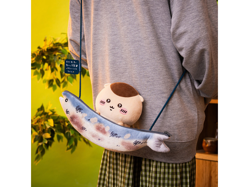 「ちいかわ くりまんじゅうだらけくじ」D賞： 焼きサンマのぬいぐるみポシェット 全1種©nagano