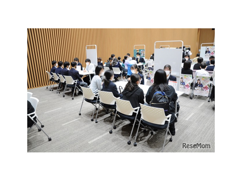 現役高校生による学習相談コーナーのようす