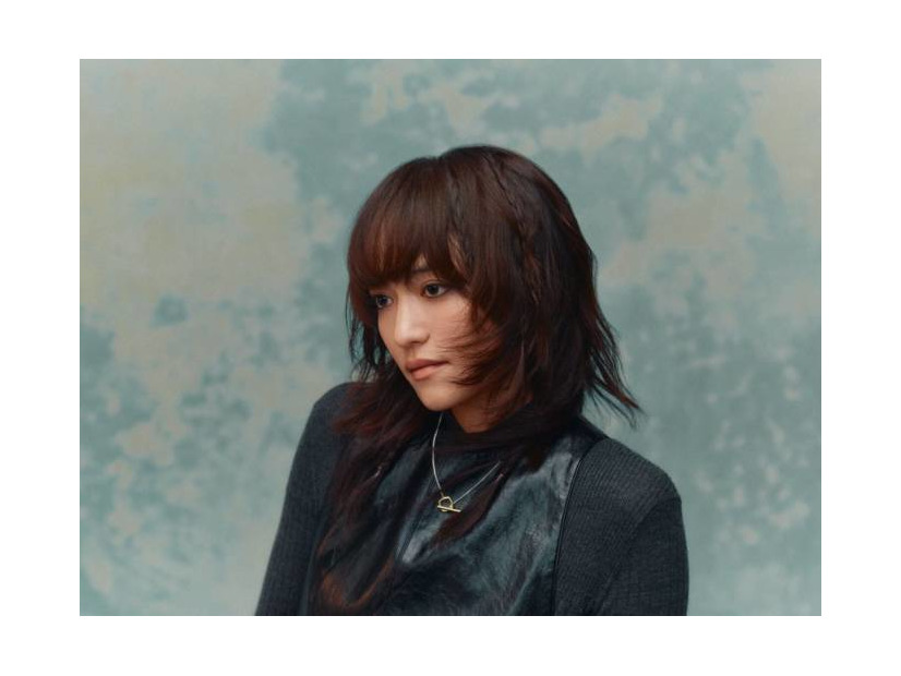 iri、初のアニメタイアップが決定。書き下ろし曲「Period」がTVアニメ『ホタルの嫁入り』OPテーマに
