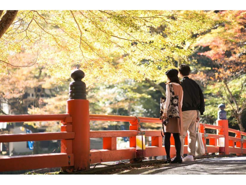 40代彼女に「頼むから離れて歩いてくれないかな」と言いかけた！秋のデートで絶対NGなコーデって？