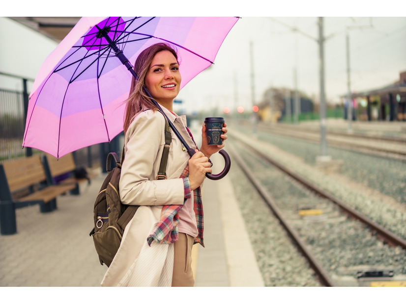 お育ちがバレる！「雨の日に」電車や公共の場でやっていたら「今すぐやめてほしい」こととは
