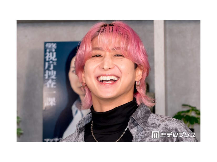 ホテルのコース料理を差し入れした佐久間大介（C）モデルプレス