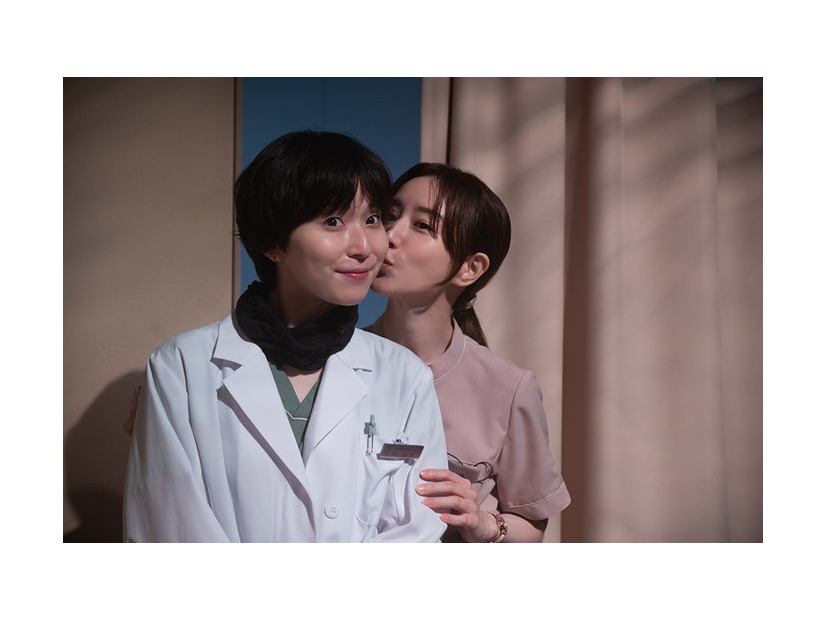 松岡茉優、田中みな実「ダウンタイム」メイキング画像／Netflixシリーズ「ダウンタイム」独占配信中