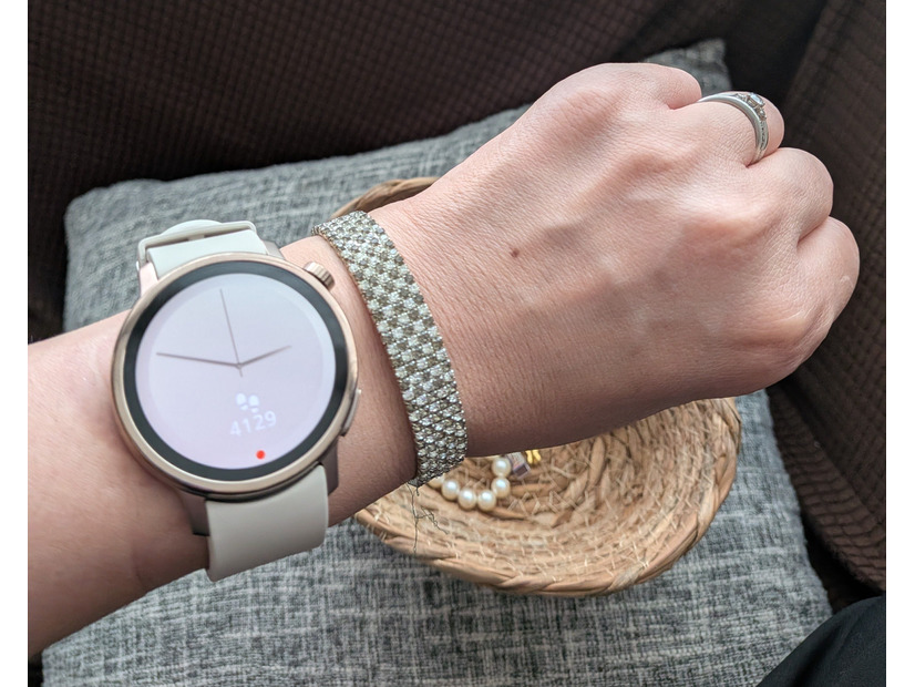 丸型フェイスがクール！ 摂取カロリーも推測できるシャープ「からだメイト Watch」レビュー