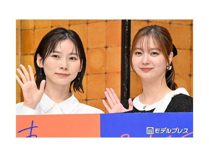 「妻を引退します」記者会見に出席した朝日奈央、新川優愛（C）モデルプレス