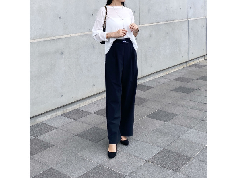 抜け感シアー×美脚トラウザー。白トップスのきれいめ秋スタイル【40代の毎日コーデ】