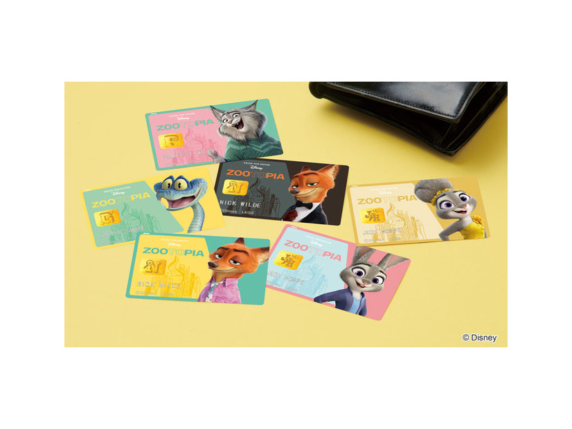クレジットカード風ステッカー　550円© Disney