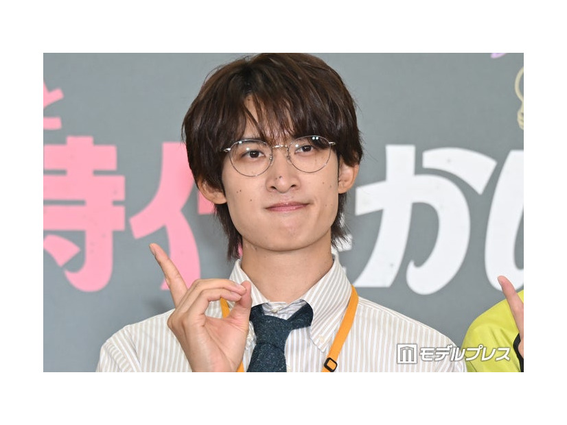 関西弁を封印する向井康二（C）モデルプレス