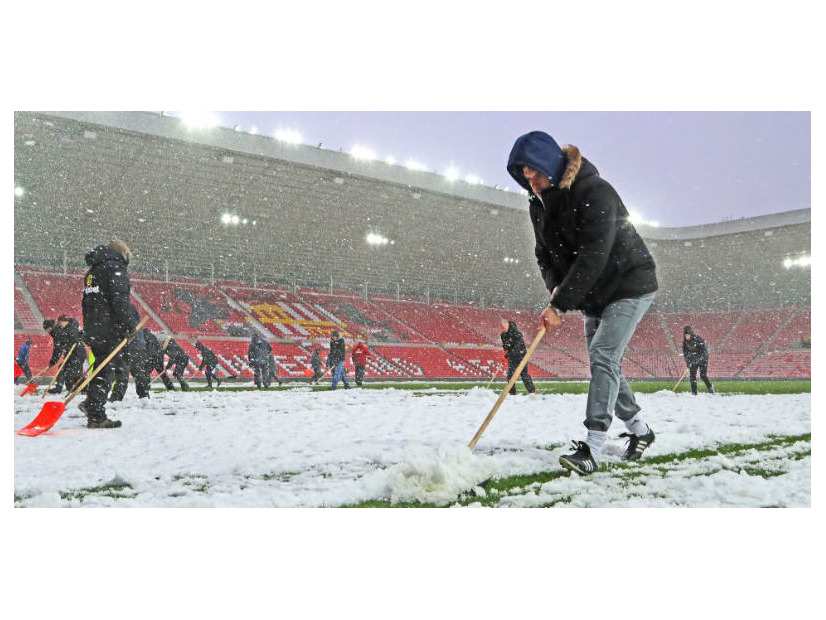 壮絶な大雪で…ホームレスのためにサッカーチームがスタジアムを開放