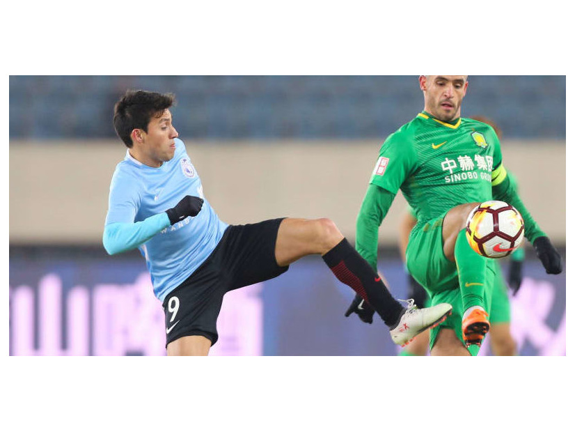 衝撃的…中国移籍のガイタン、相手選手の「ヒジ」で気絶