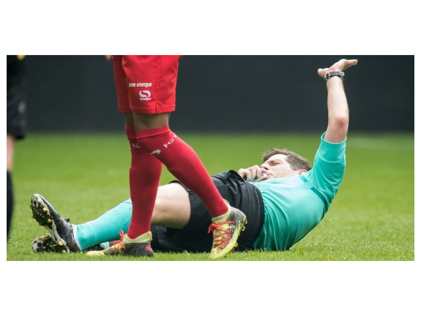 選手が主審にイエローカードを突きつける動画が話題！なにがあった？