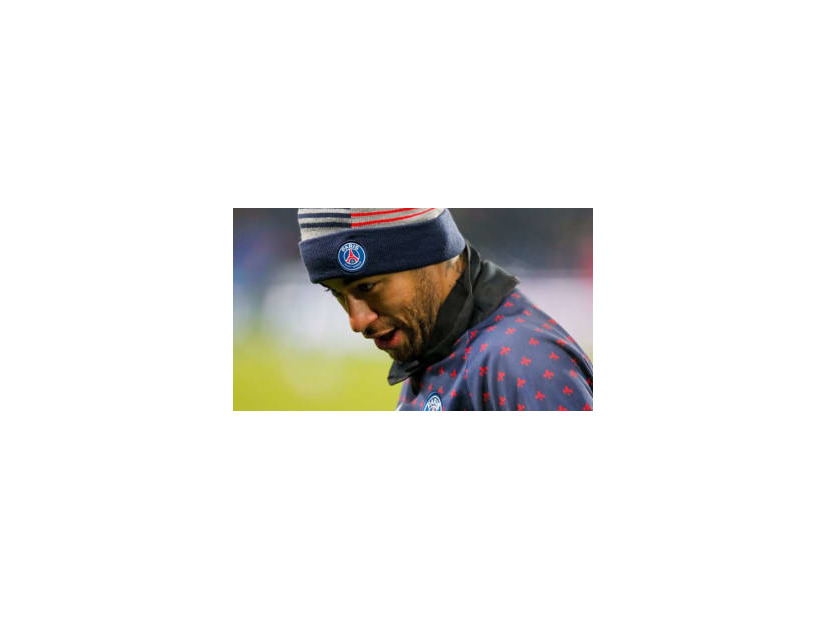 ネイマール、松葉杖でもキッズに神対応！「片足でハイタッチ」を見た？