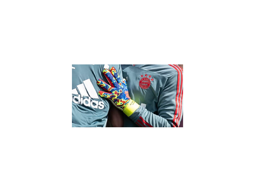 なんじゃこりゃ…ノイアーの「新GKグローブ」が凄いことに