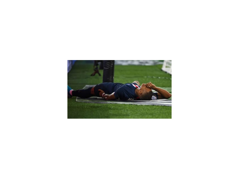 エムバペとカバーニが負傷でPSG緊急事態…「怪我の場面」がこれ