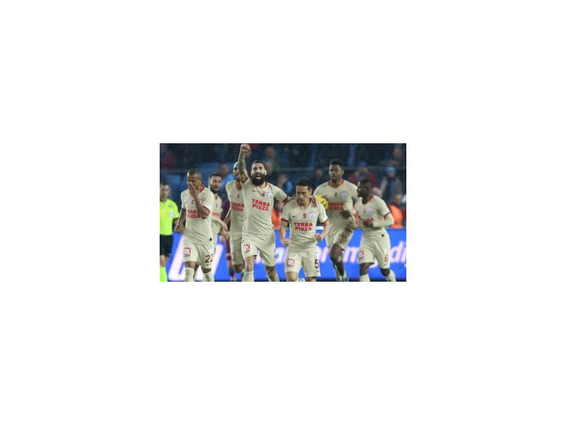 長友、チームを救う劇的ゴール！相手GKは「申し訳ない」と謝る