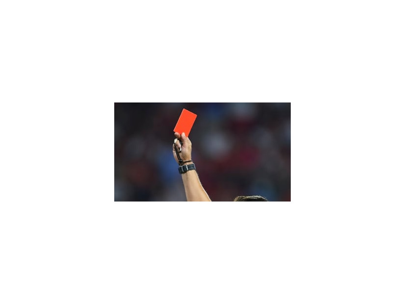 ドクターヘリで緊急搬送…退場にキレた選手が主審をブン殴る「衝撃動画」がこれ