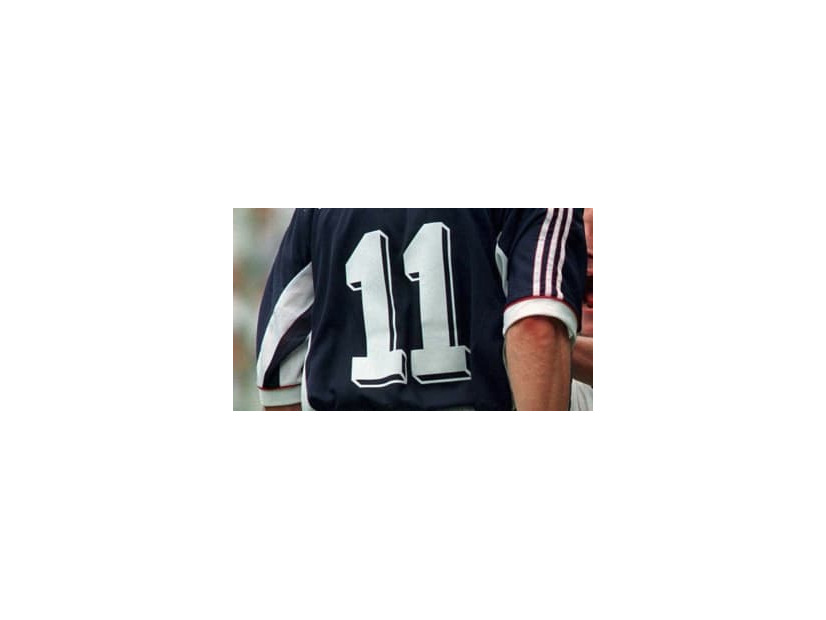 DFなのに背番号「11」を着用した11名のサッカー選手