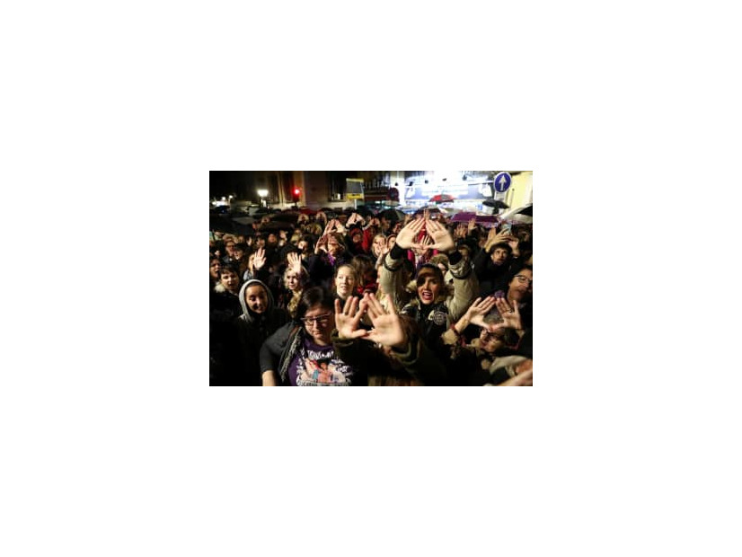 2019年11月、マドリードで14歳少女への集団レイプ事件の裁判判決に抗議する人たち（ロイター＝共同）