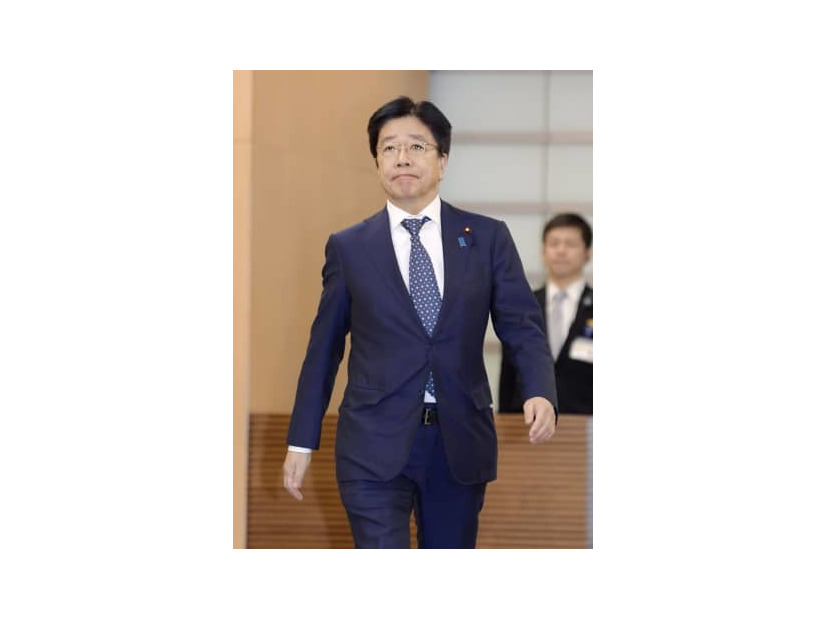 首相官邸に入る加藤厚労相＝8日午後