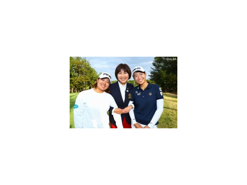 鈴木愛、渋野日向子と写る小林浩美会長（撮影：村上航)