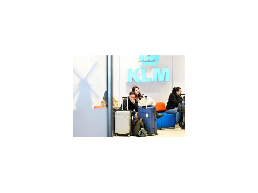 アムステルダム近郊のスキポール空港出発ラウンジで案内を待つKLMオランダ航空の乗客＝12日、スキポール（ロイター＝共同）