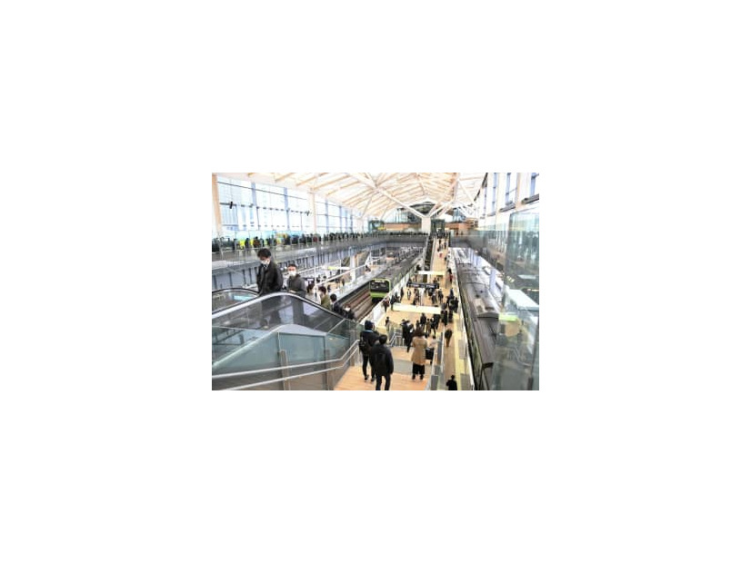 多くの人でにぎわう、開業したJR山手線・高輪ゲートウェイ駅＝14日、東京都港区