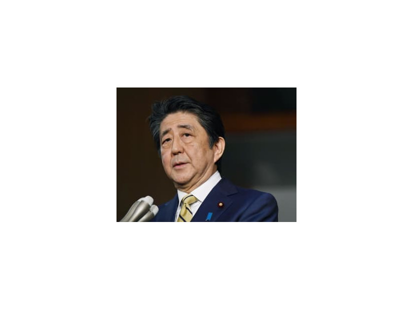 G7首脳による緊急テレビ電話会議を終え、取材に応じる安倍首相＝17日午前0時8分、首相官邸