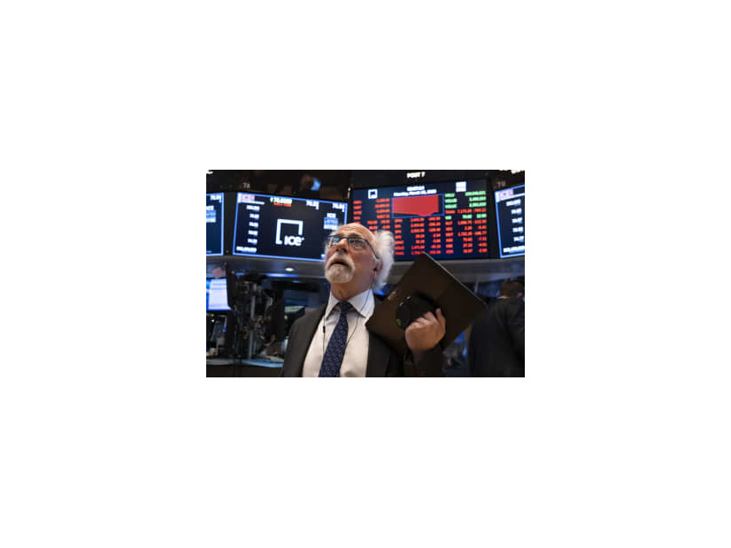 ニューヨーク証券取引所のトレーダー＝16日（AP＝共同）