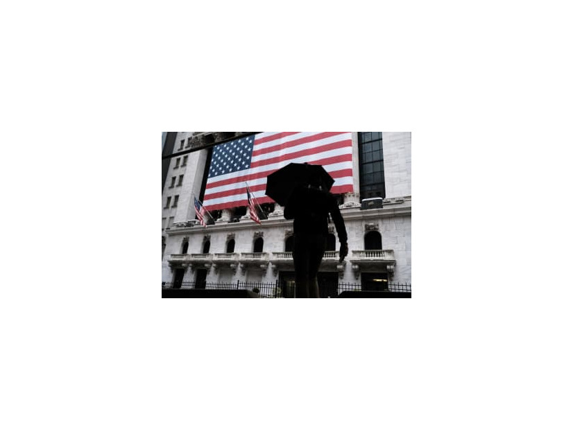 ニューヨーク証券取引所の前を歩く人＝17日（ゲッティ＝共同）