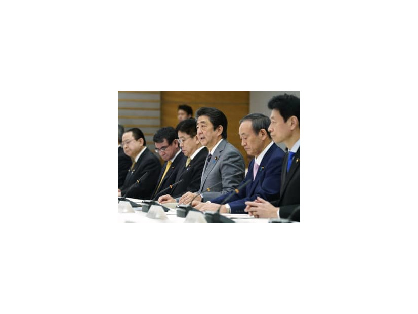 新型コロナウイルス感染症対策本部の会合で発言する安倍首相＝18日午後、首相官邸