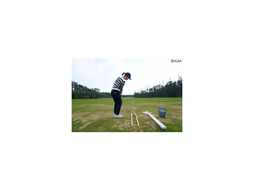 棒を2本並べて、タテ振りアプローチの練習をする上田桃子（撮影：福田文平)