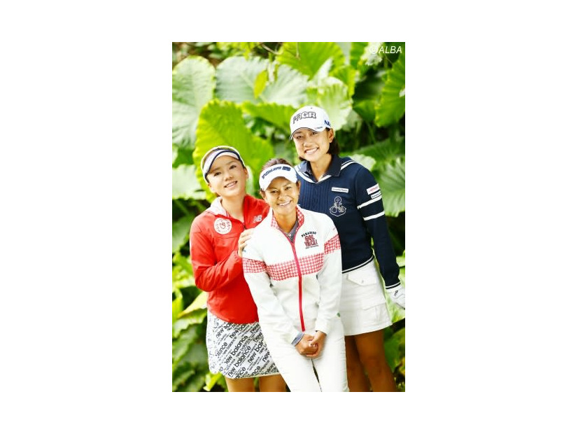 インスタライブにゲスト参加する3人　左から有村智恵、宮里藍、原江里菜（撮影：村上航)